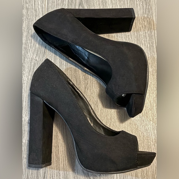 Charlotte Russe Woman’s Black Chunky Platform Heel - Picture 1 of 3